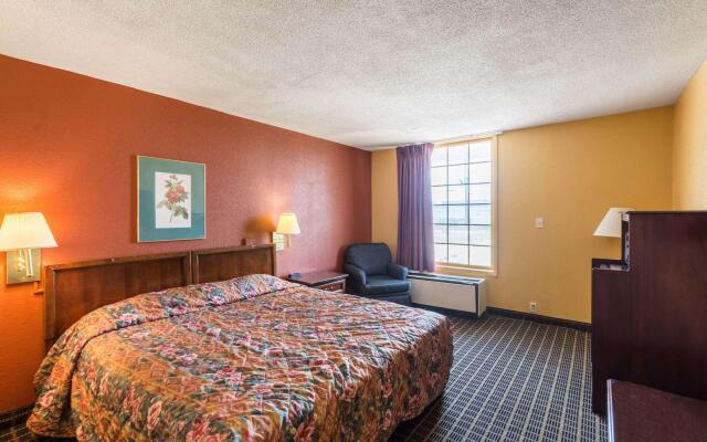 Econo Lodge Inn & Suites