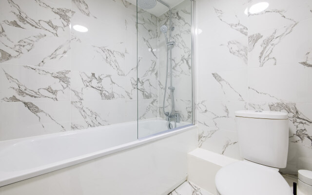 Contemporary 2 Bedroom Apartment in Shepherd's Bush