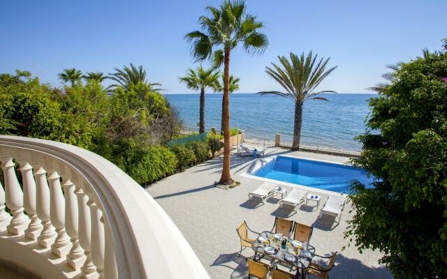 Sunset Beachfront Villa Meneou