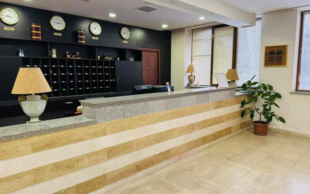 C - Hotel (С - Отель)