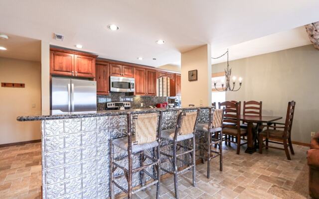 Silver Bear 22 Pet-Friendly, Cozy, Underground Parking, Walk to Canyon Lodge by RedAwning