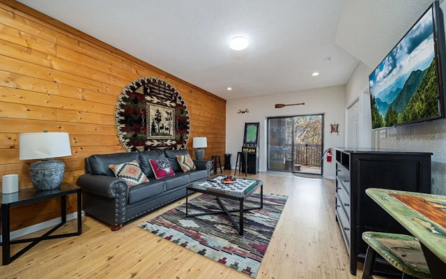 Cherokee Winds 2 Bedroom Cabin by RedAwning