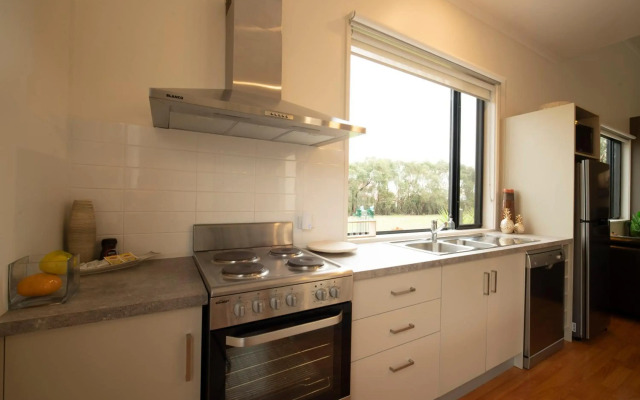 Hilltop Apartments Phillip Island - Adults Only