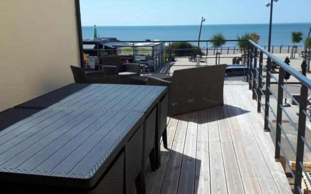 Maison et grande terrasse face mer