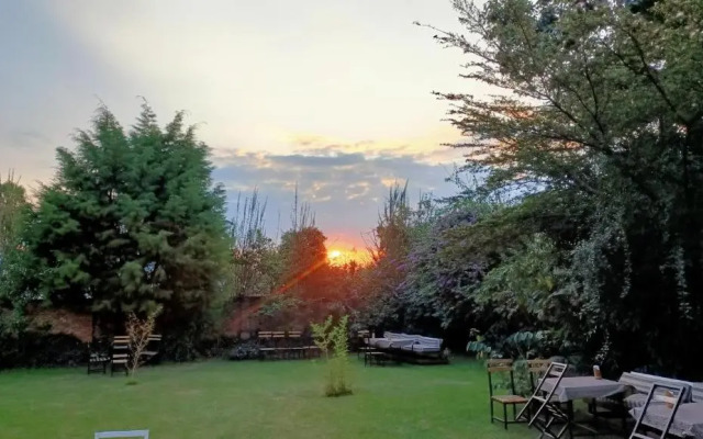 Colibri Taverne & Guest House