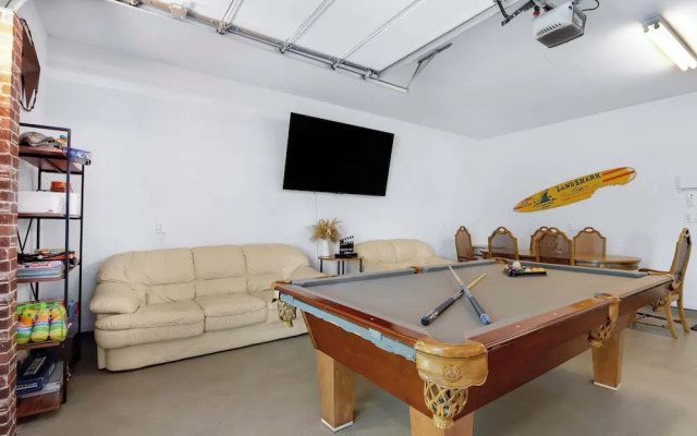 Spacious Retreat & Game Room Sleeps 12