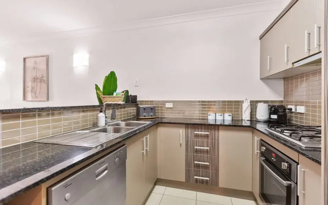 Lux Apartment Cairns - 9 Pools BBQ Gym