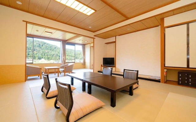 Hotel Hoho "A hotel overlooking the Echigo Plain and the Yahiko mountain range"