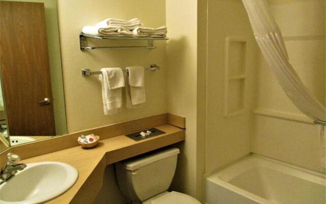 Days Inn & Suites by Wyndham Williamsburg IA North
