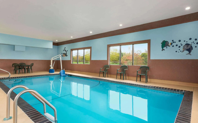 Howard Johnson by Wyndham Waterloo/Cedar Falls