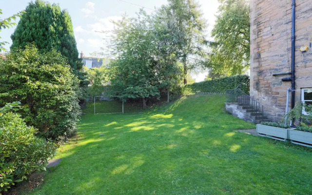 Delightful 3-bed Flat with Parking