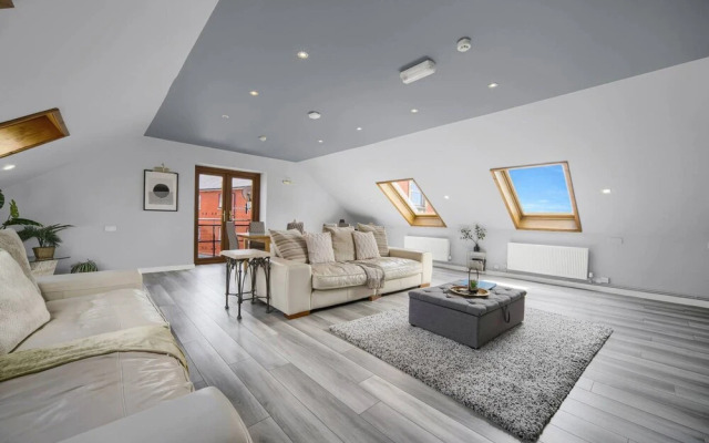 Luxury Penthouse Suite - Swansea Central - Beach