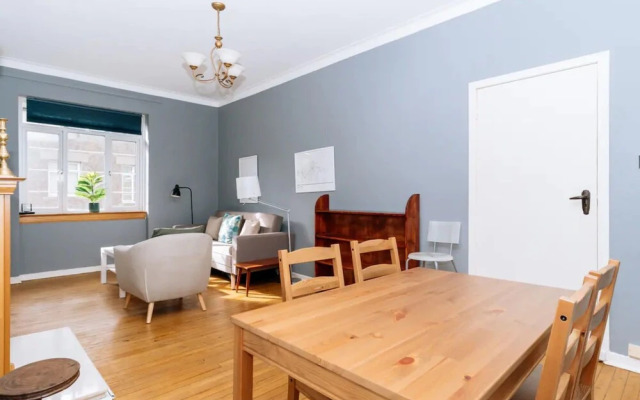 Cosy 2 Bedroom Flat in Craigleith
