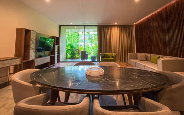 Bright and Sunny 2 BR Condo With Private Garden Jacuzzi