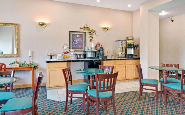 Travelodge by Wyndham St. Louis