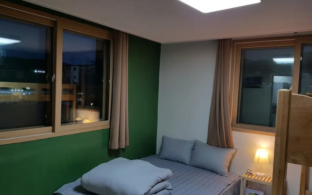 Buzz Guest House - Hostel