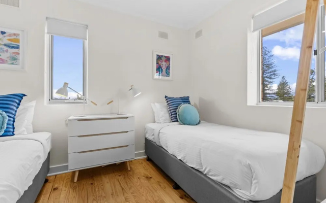 Stylish 2-bed Home Steps From Henley Beach – Guest Rooms – Adelaide