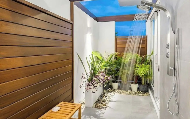 Family Beachside Villa With Hotel Amenities v7