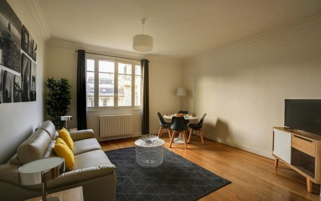 Spacious and Bright Apartment in Levallois