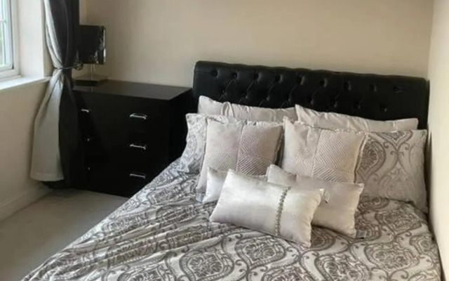 Charming House With Garden - Sleeps 6 & Parking