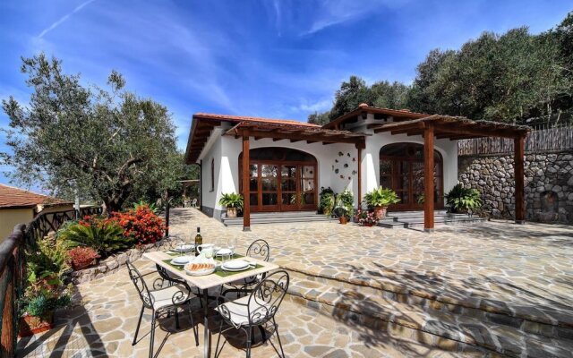 Tulipano - A Charming and Peaceful Hillside Villa With Lovely Views