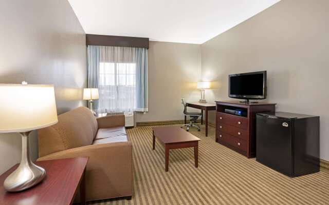 La Quinta Inn & Suites by Wyndham Houston Bush Intl Airpt E