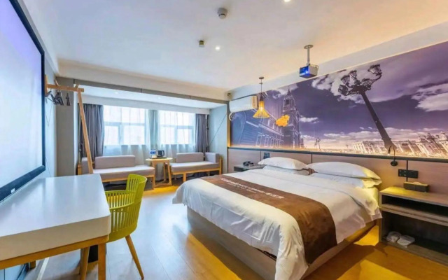 Huayi City Hotel (Wuhan Wujia Shandong Wudao Light Rail Station)