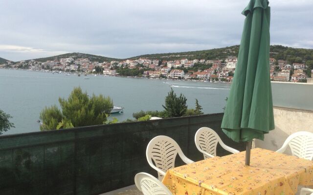 Apartment Bila - 15m from the sea: A1 Tisno, Island Murter