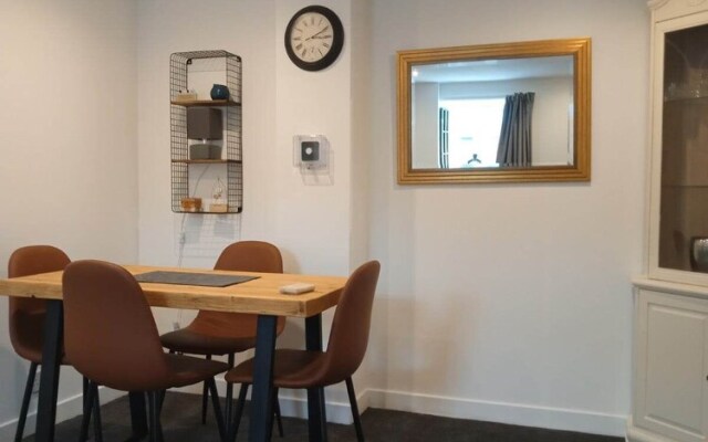 2 Bedrooms/sleeps 4/free Wifi/parking/outdoor Area