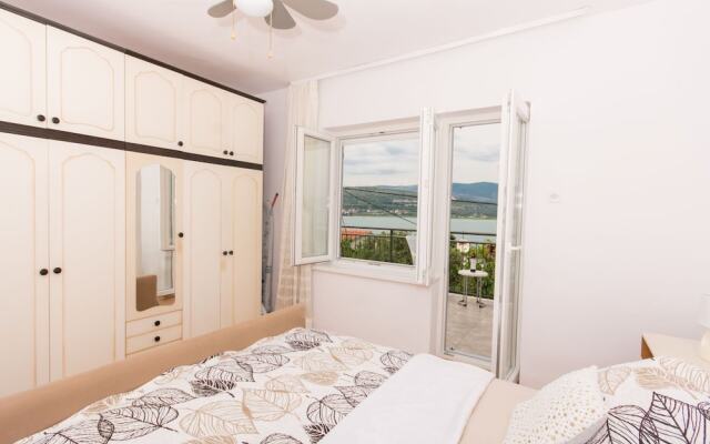 Quaint Holiday Home in Mastrinka With Balcony