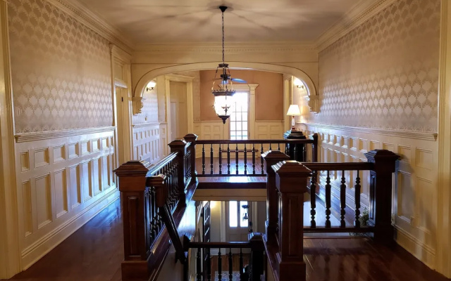 Iron Horse Hotel