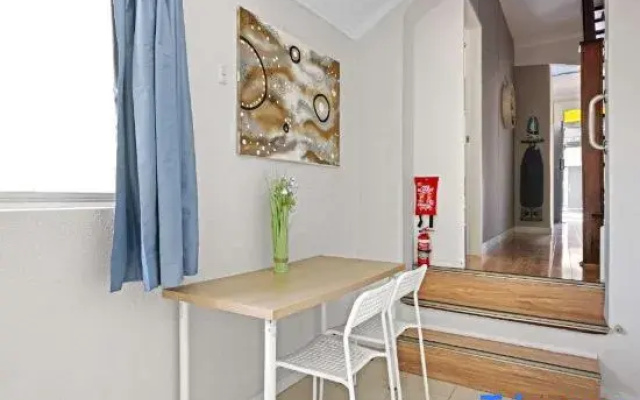 Rustic Rooms - Next to USYD - Shared Bathroom