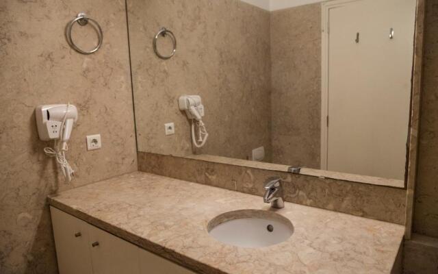 Classy 2BDR Apartment in Downtown by LovelyStay