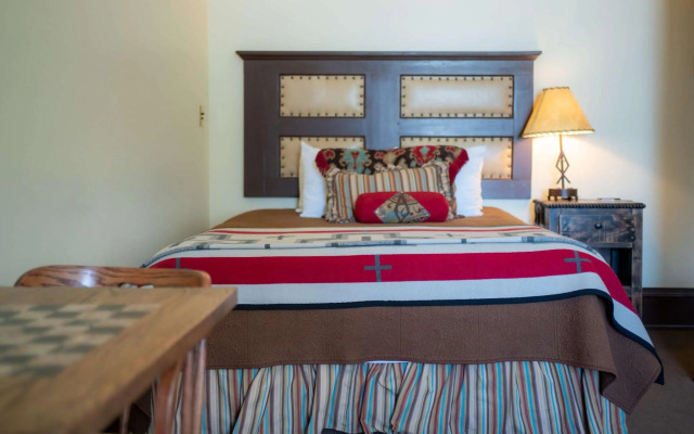 Sheridan Inn, B/W Signature Collection