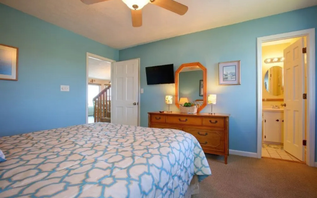 Windchimes 4 Bedroom Home by RedAwning