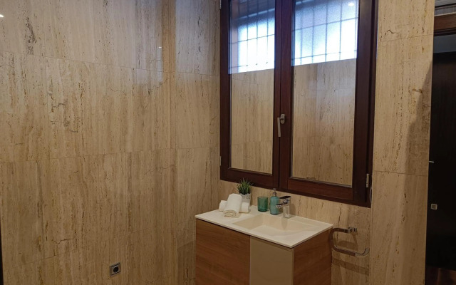 APARTAMENTOS DELUXE PALACIO DE LOS JERÓNIMOS free parking