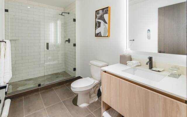 Amazing View Luxury Condo Near Bayside