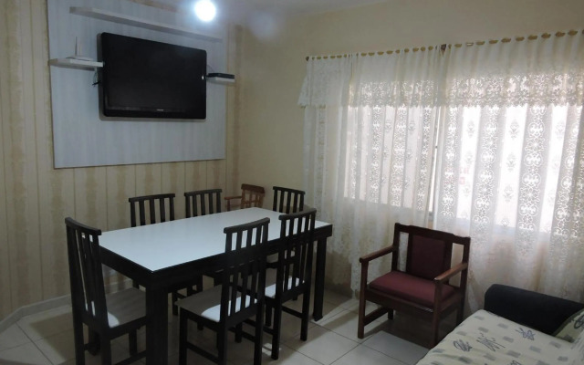 Apto 2 quartos no centro de Bombinhas, 130 metros praia