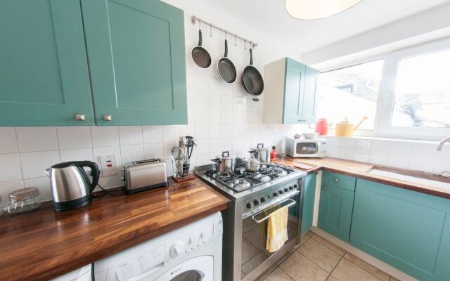 Bright & Airy 2-bedroom Flat for 6 in Blackheath