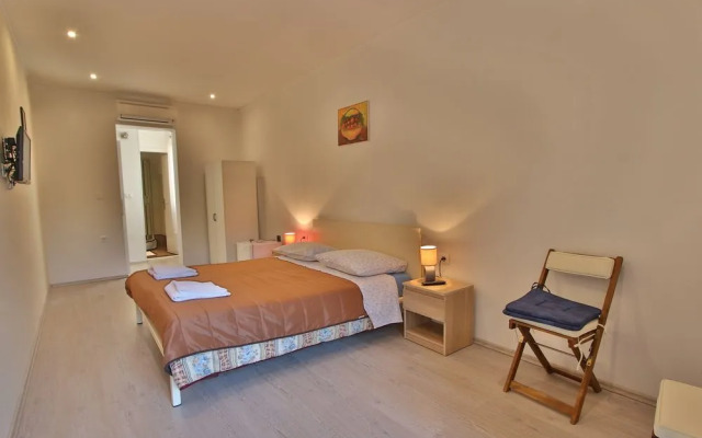 Rooms and Apartment Feral