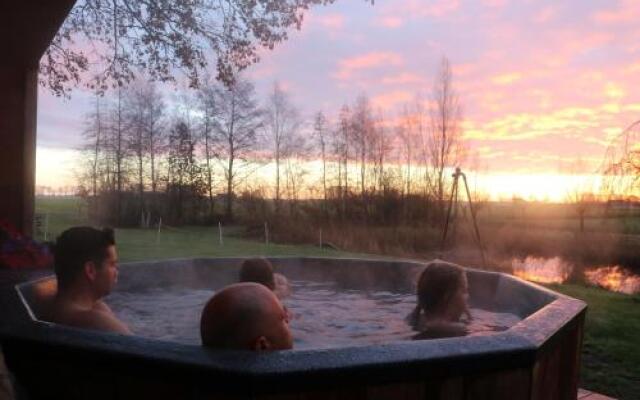 de Opkikker Riant vakantiehuis met jacuzzi in Giethoorn