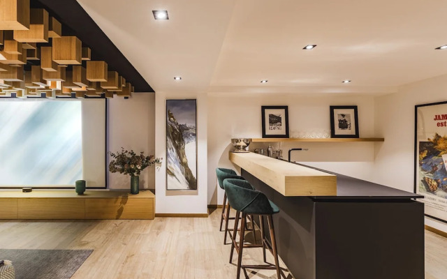 Chalet Black Squirrel Luxury Retreat With hot tub Sauna