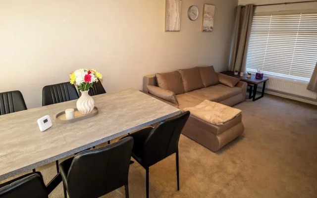 3 Bed Home - Sleeps 8 - Stoke City fc - Parking