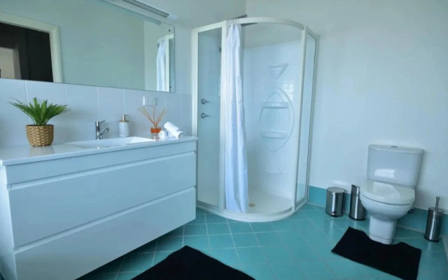 Stan Breeze: Elegant Family Retreat