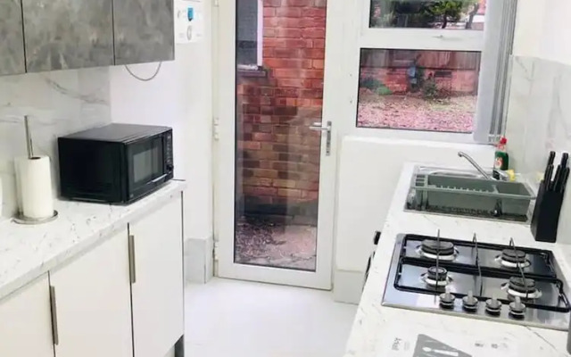 4 Bedroom Lovely Home in Loughborough Town & Uni