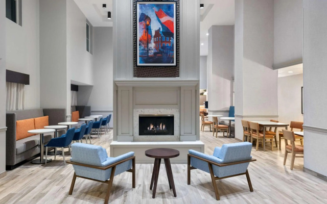 Hampton Inn & Suites Charlottesville-At the University