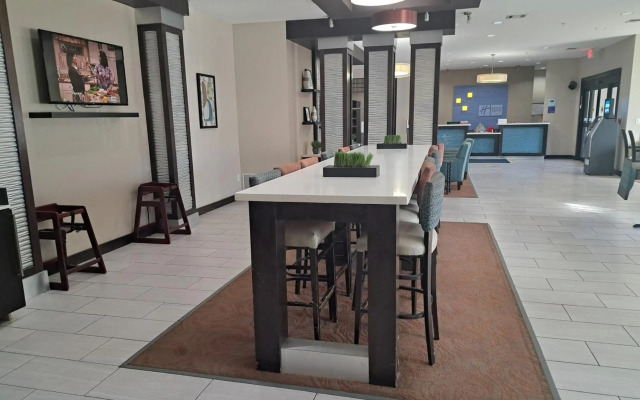 Holiday Inn Express Kenedy by IHG
