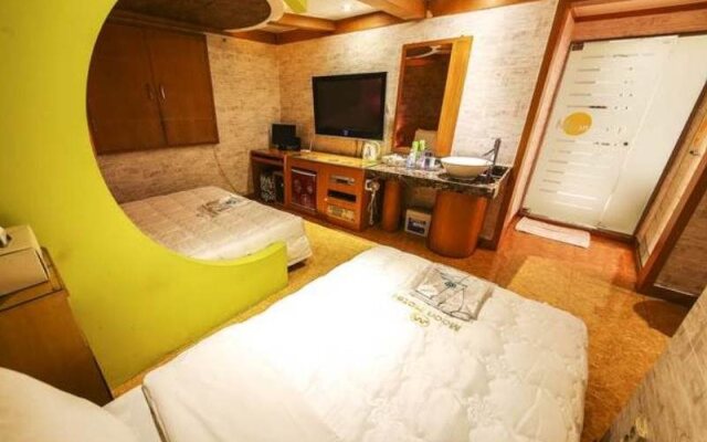 Moon Hotel