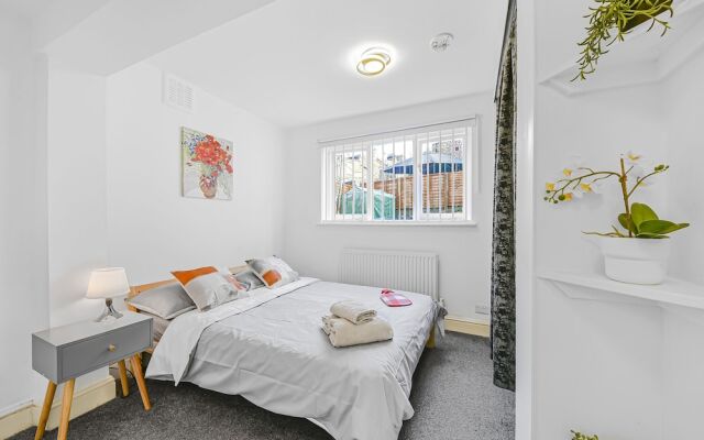 Stylish Central 2-bed Apartment With Pvt Garden
