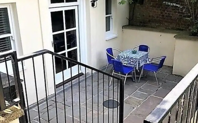 Charming Flat With Private Patio in Clifton